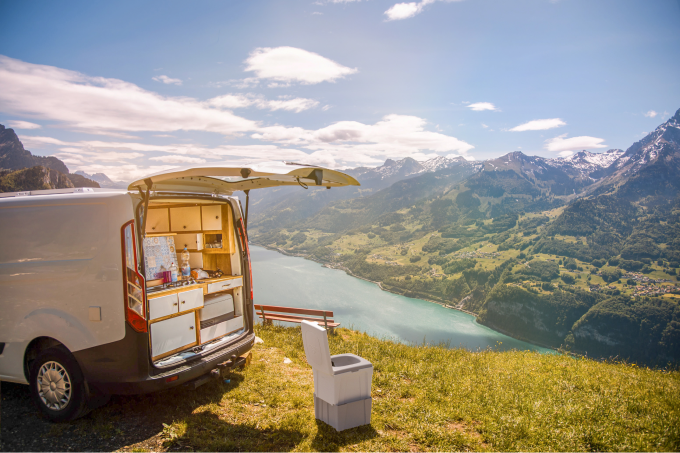 WandaGO von TROBOLO neben einem Wohnmobil im Freien